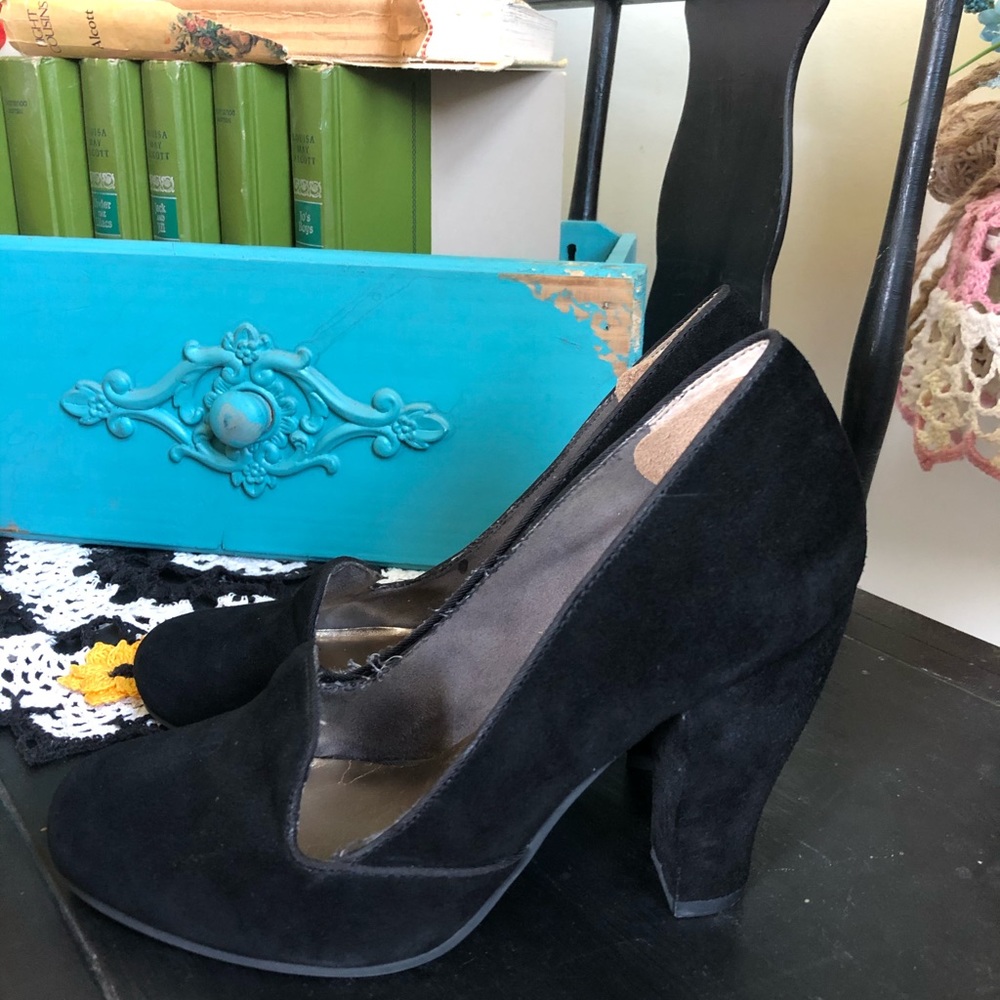 Gorgeous pair of black suede 40s inspired shoes